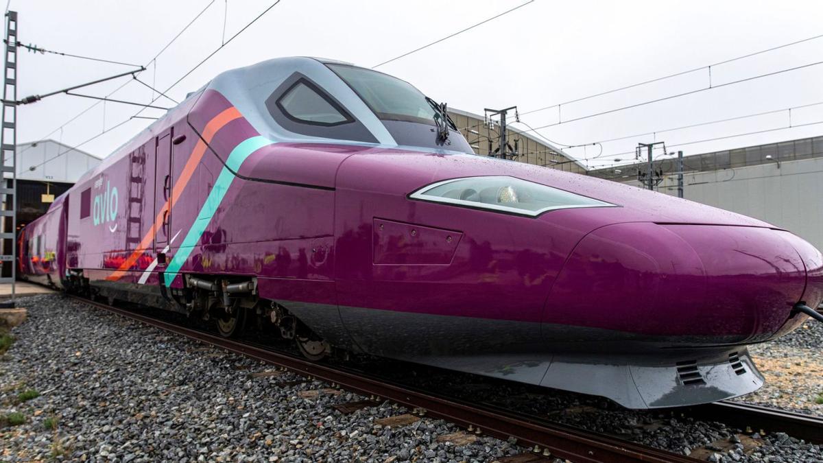 Locomotora del Avlo, el tren de alta velocidad ‘low cost’ de Renfe. |   // ISMAEL HERRERO