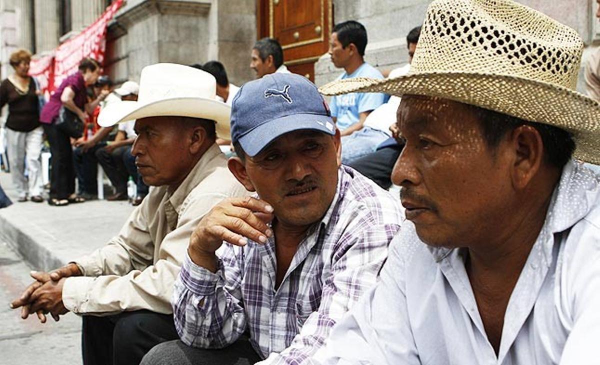 Uns pagesos guatemalencs conversen després d’iniciar aquest dimarts una vaga de fam davant del Congrés a Ciudad de Guatemala, per reclamar una llei que garanteixi les terres de cultiu, les llavors i crèdits que necessiten per produir aliments de subsistència.