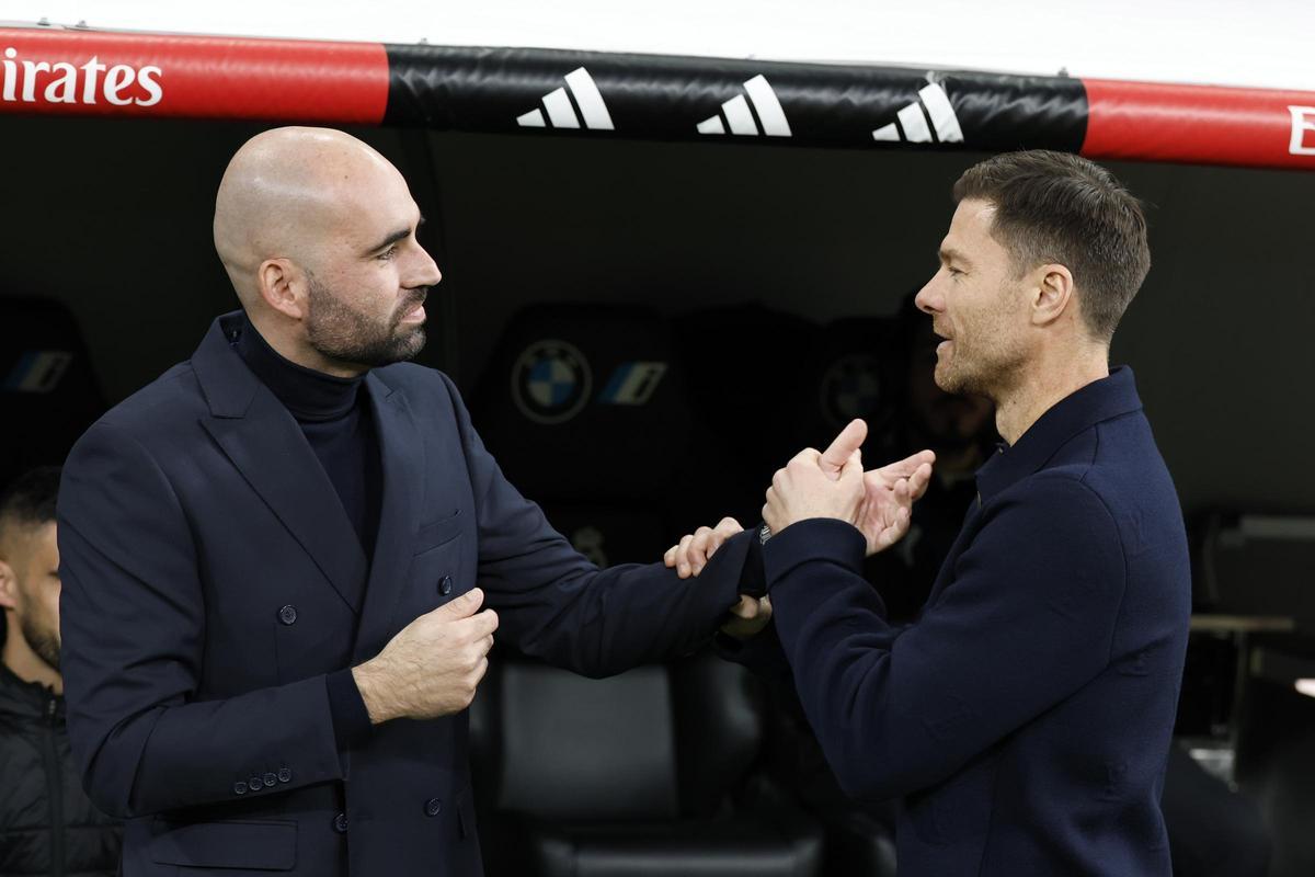 Giráldez y Xabi Alonso se saludan al comienzo del partido.