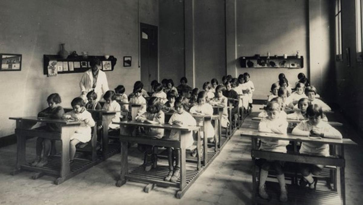 Aula del grupo escolar Giner de los Ríos de Barcelona en 1932.