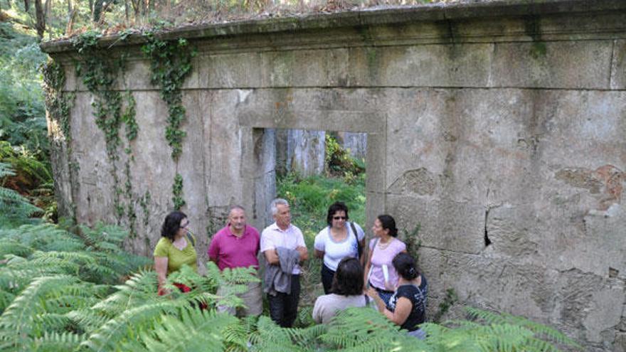 La guía explica a los participantes en la visita la historia del lazareto.