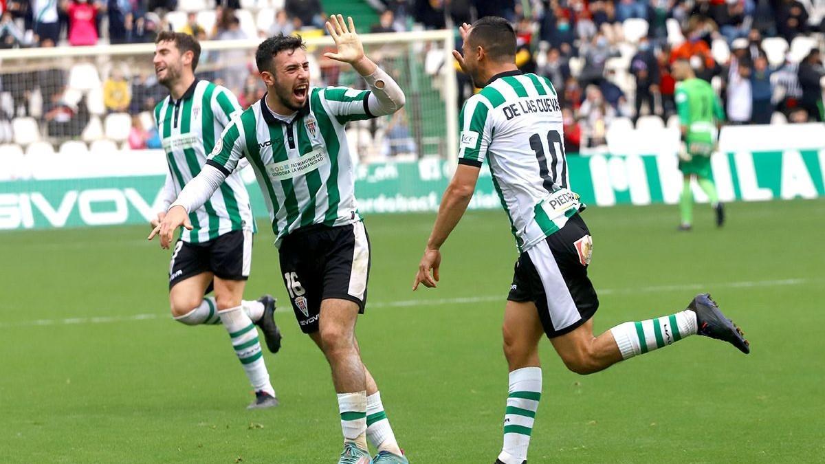 Carlos Puga y Miguel De las Cuevas celebran un gol en El Arcángel. 