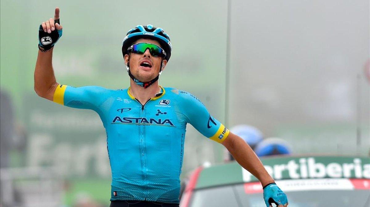 Jakob Fuglsang celebra su primer triunfo en una gran vuelta