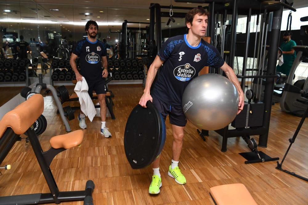 Los titulares en el partido de ayer ante el Sporting tuvieron una sesión de recuperación en la Casa del Agua.