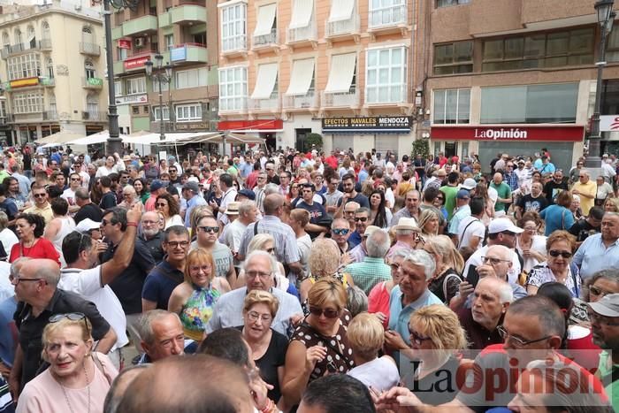 Cientos de personas protestan frente al Ayuntamiento de Cartagena por el pacto entre PP, PSOE y Cs