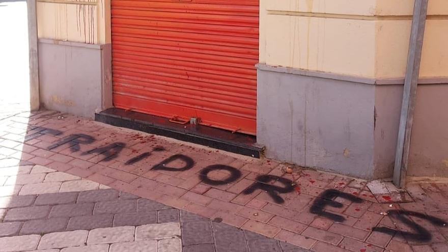 Atacan la sede del PSOE de El Valle con pintadas: &quot;Traidores&quot;