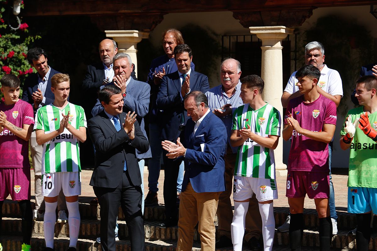 Pepe Escalante y Perico Campos junto a las autoridades en la presentación de las equipaciones de la temporada 2021-22