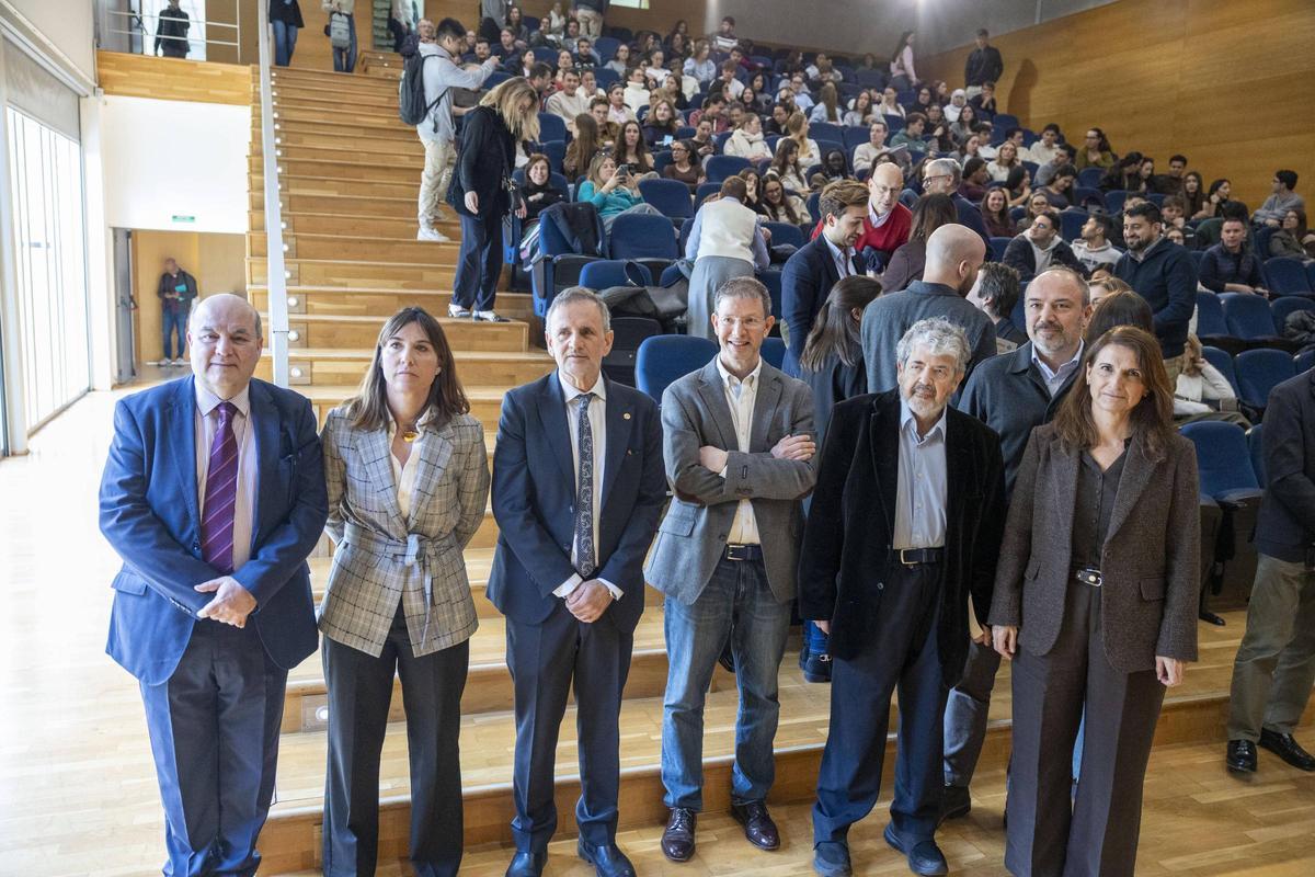 El rector de la UIB, junto a los catedráticos y organizadores del evento