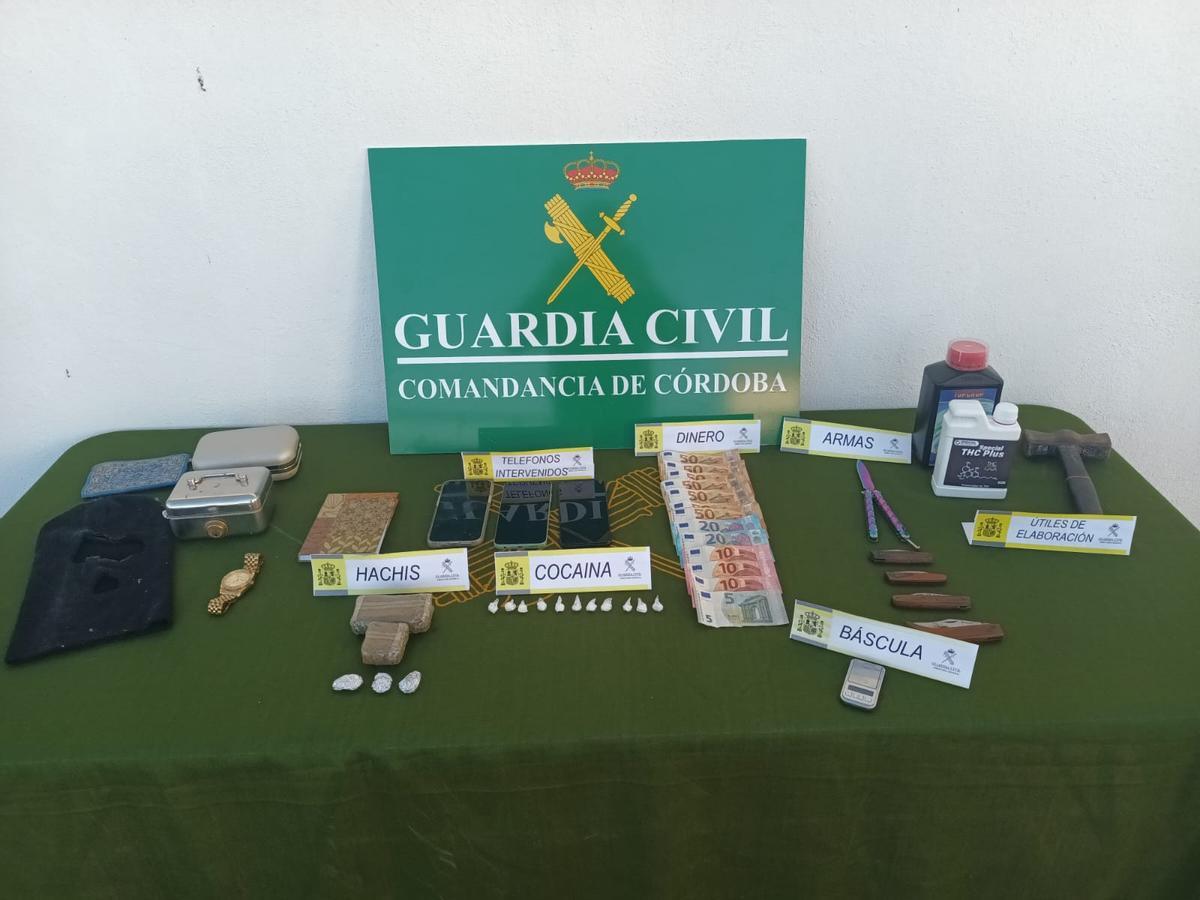 Droga y material intervenido por la Guardia Civil en Villanueva de Córdoba, tras detener a dos presuntos traficantes.