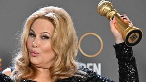 Jennifer Coolidge posa con su Globo de Oro el año pasado.