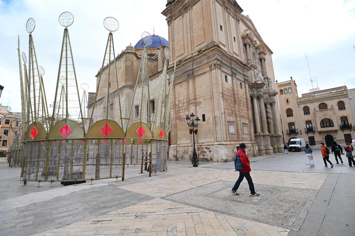 Coronas reales gigantes que siguen sin desmontarse frente a la basílica de Santa María