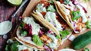 tacos de pescado con salsa de aguacate