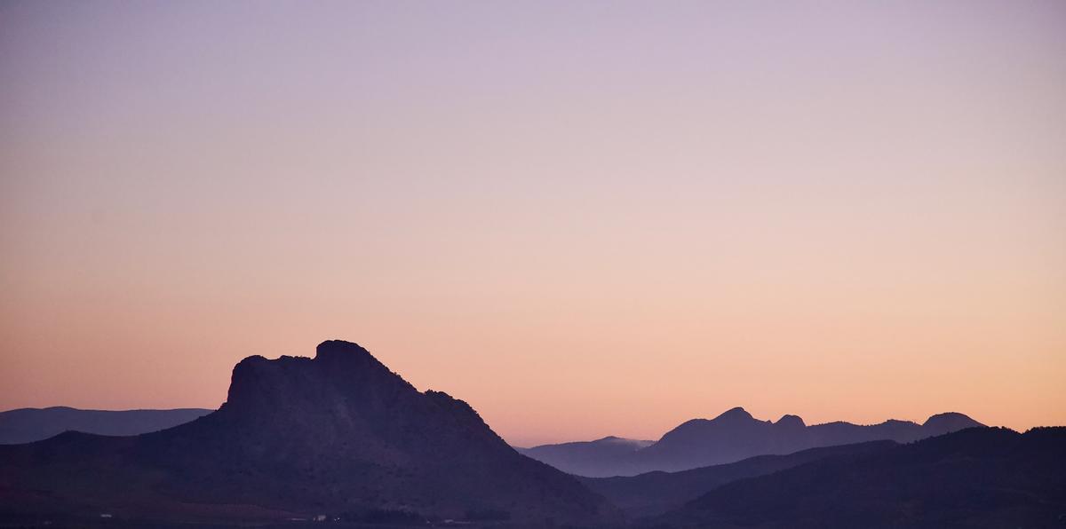 La Peña de los Enamorados y detrás, el perfil de la Hoya de Archidona. ¿El origen de la leyenda?