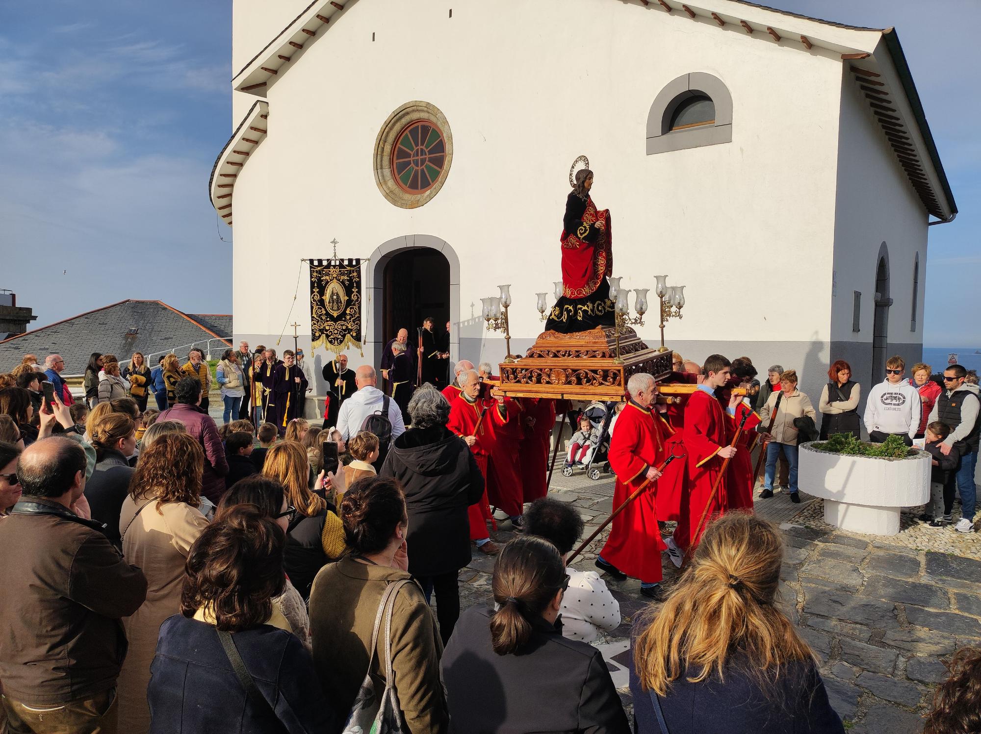 Así fue la procesión de bajada que abre la Semana Santa de Luarca