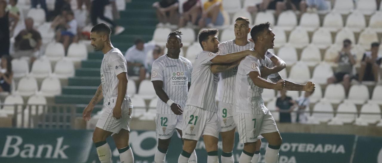 Los jugadores del Córdoba CF celebran un gol en El Arcángel, esta temporada.