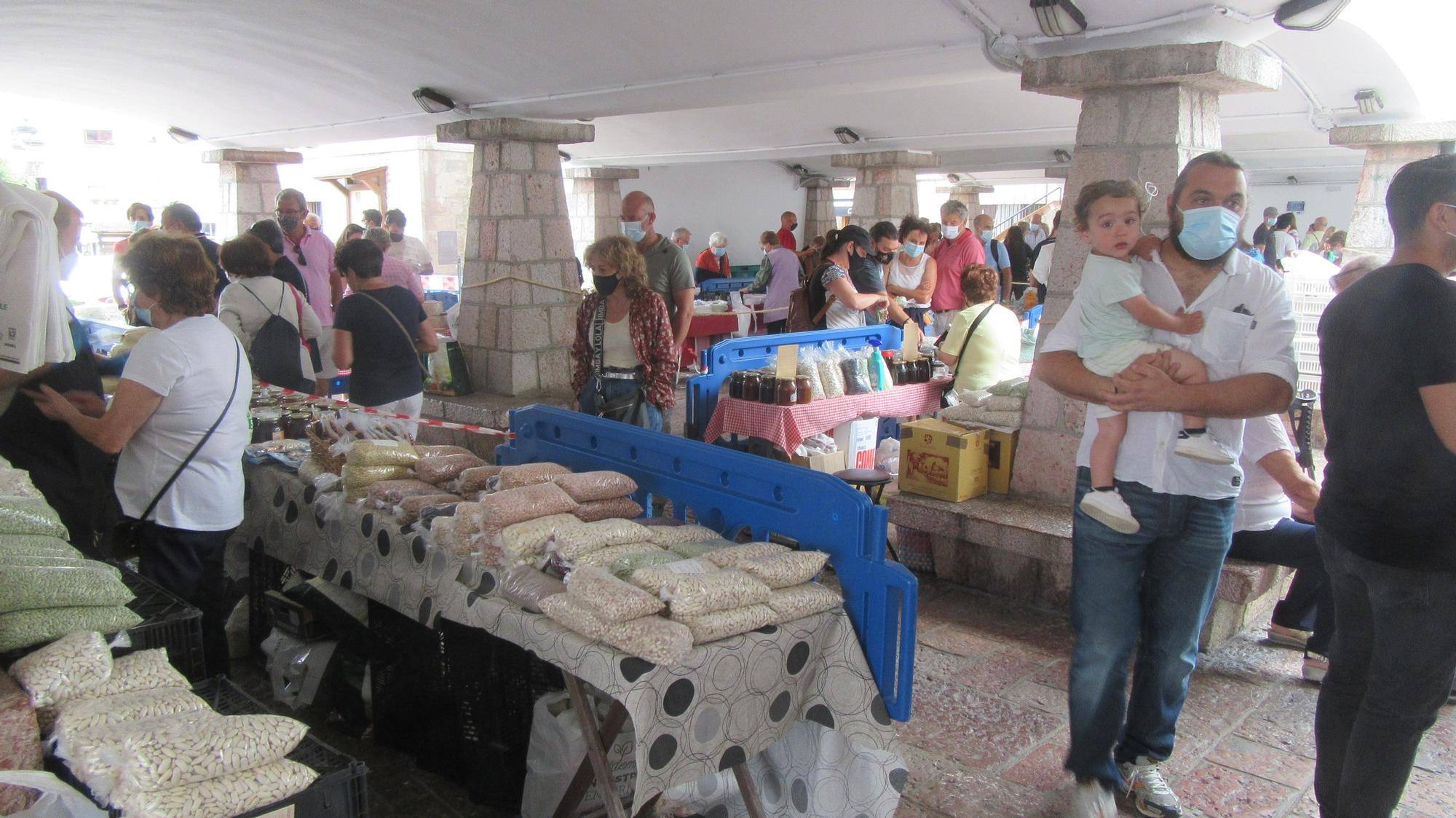 "La plaza" de Cangas de Onís muy animada este último domingo de julio