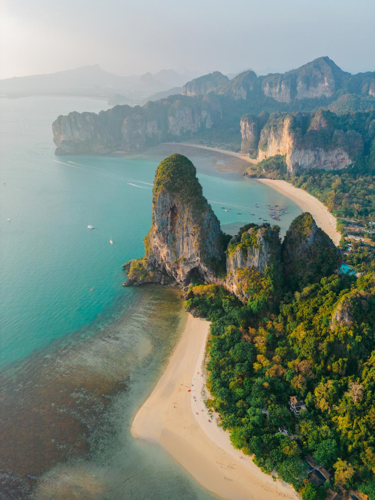 Vista aérea de la playa de Railey en la provincia de Krabi, Tailandia