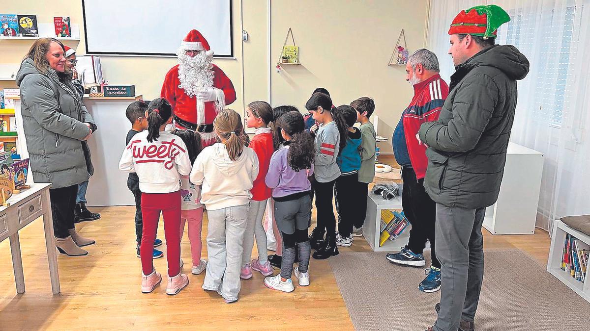 O pasado mércores Papá Noel visitou as escolas do concello acompañado polo alcalde, Jorge Cubela.