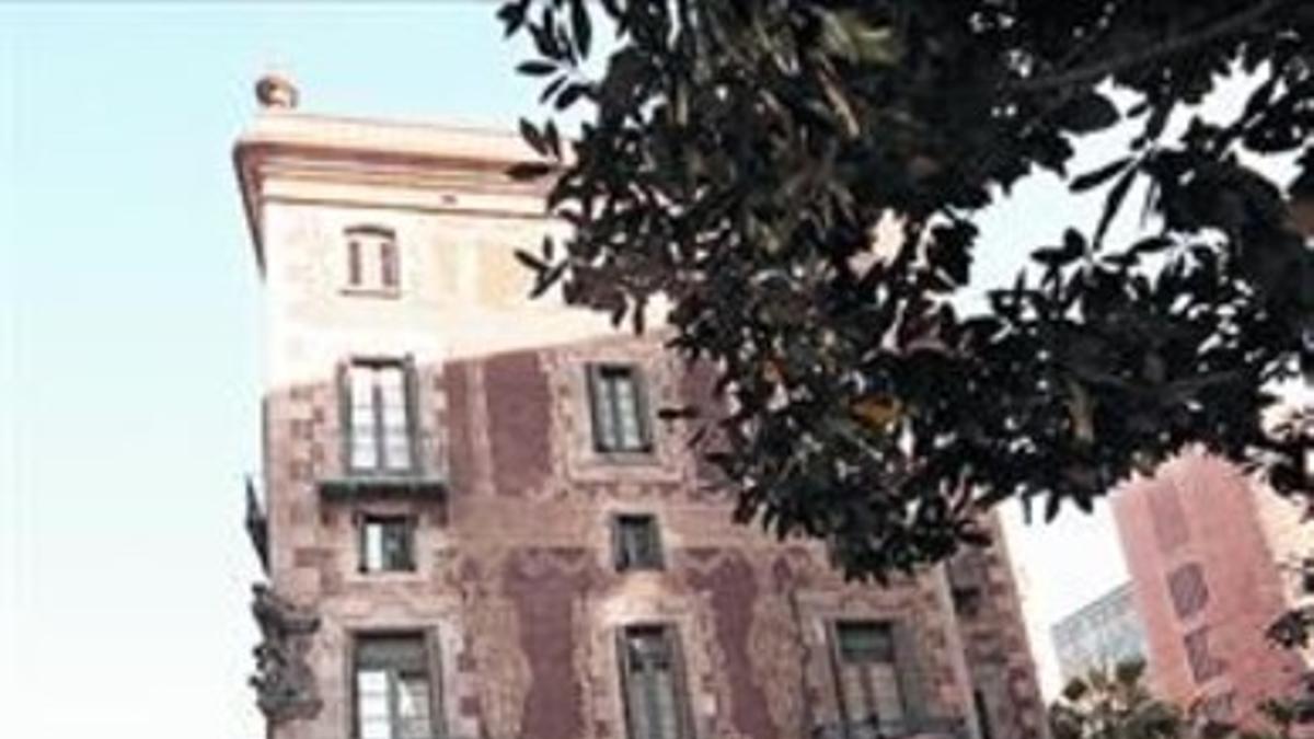 Barroco catalán 8 Esgrafiados de atlantes y cariátides en la fachada.