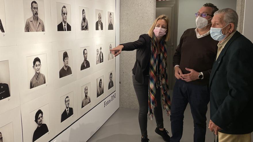 La edil de Patrimonio, el alcalde y el propio Quico, este jueves, durante la inauguración de la muestra.