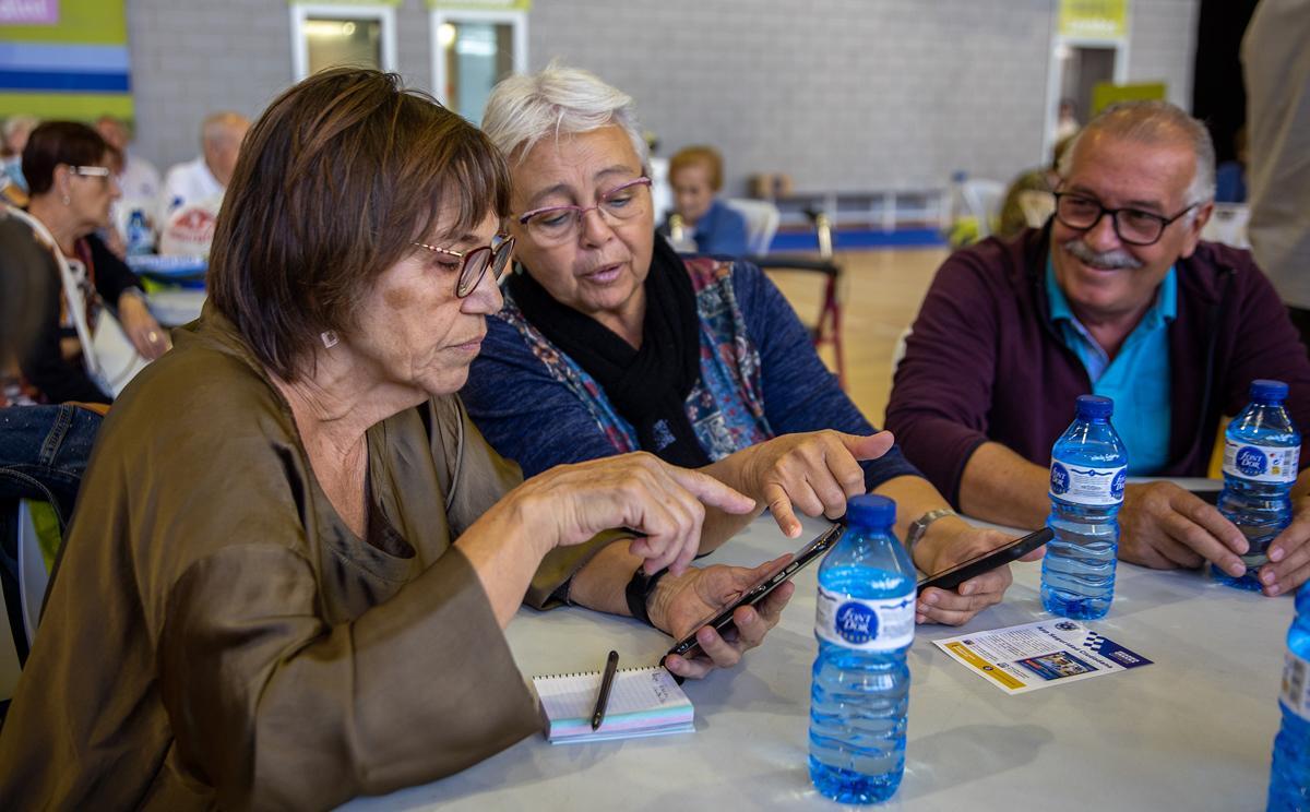 ‘Hackatón sénior’ en L’Hospitalet. Talleres digitales para la gente mayor.