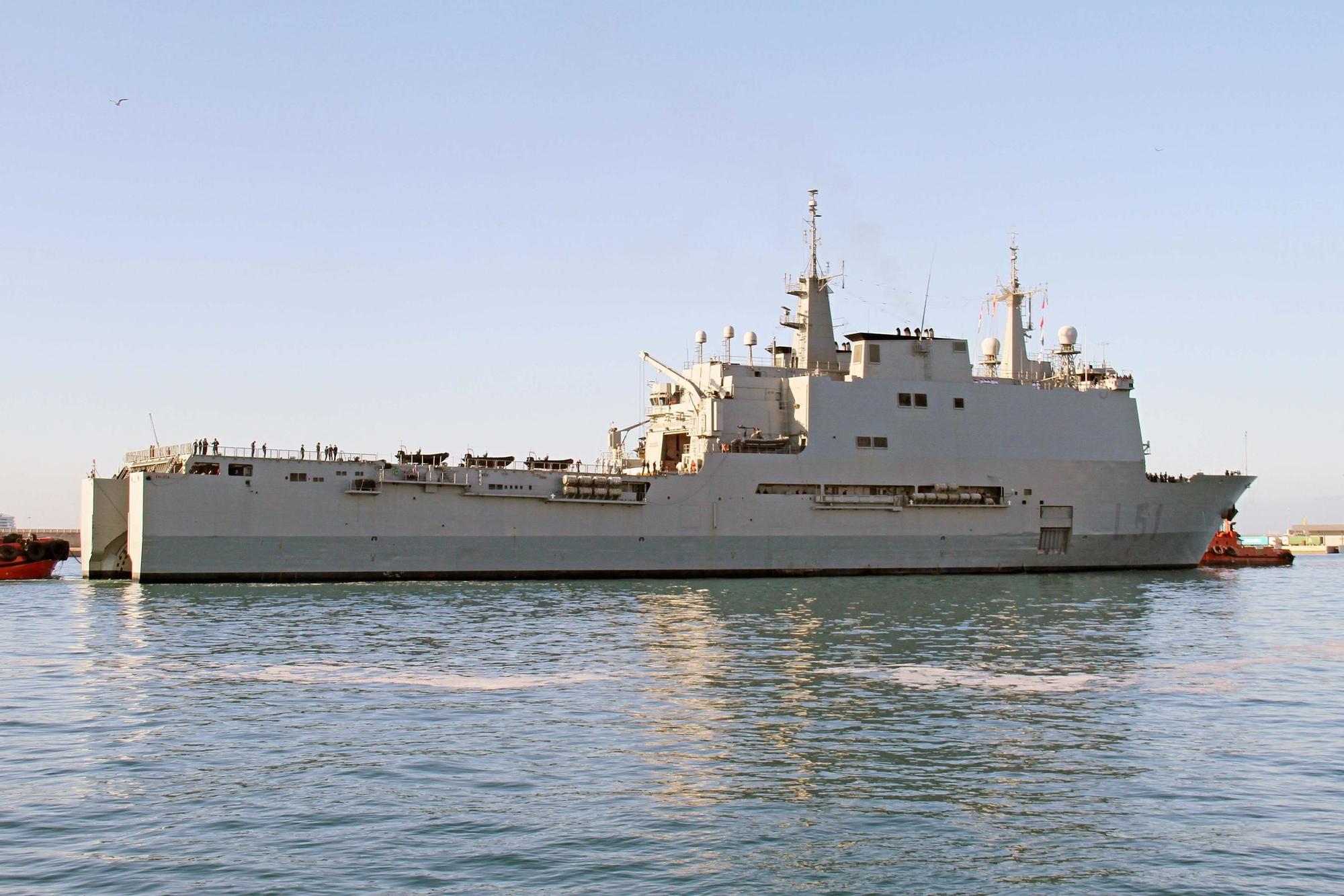 El buque anfibio Galicia entrando en el Puerto de Palma.