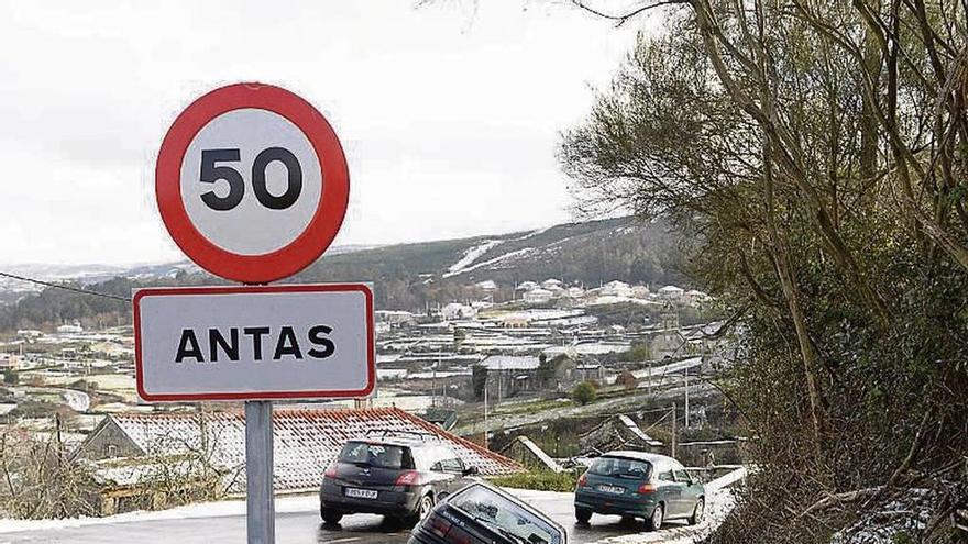 Carretera PO-235, a su paso por Antas. // FdV