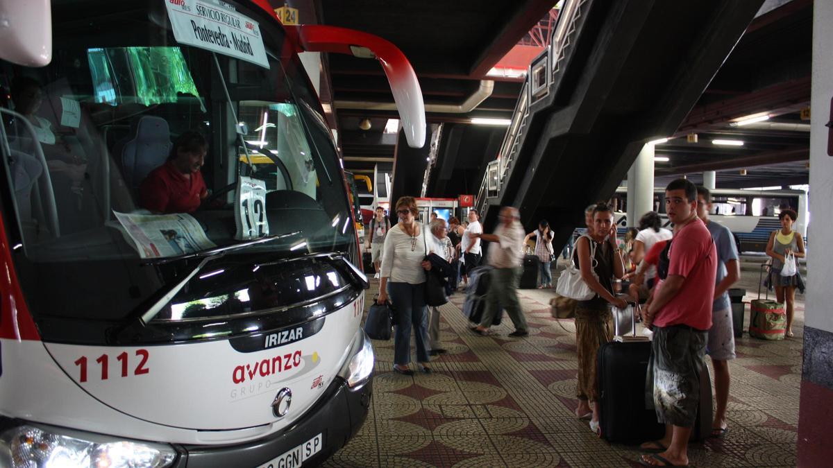 Un autobús de Avanza de la línea Vigo-Madrid en la estación de la ciudad olívica