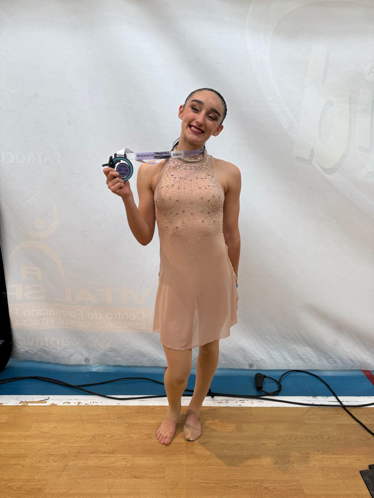Vega Gimeno con una de las medallas conseguidas en el Campeonato Mundial Global Dance.
