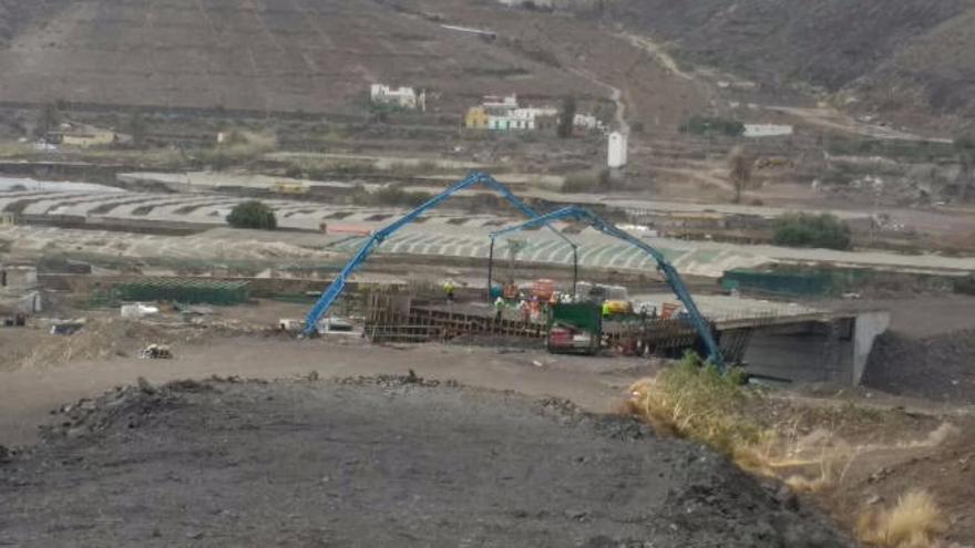 Chacón confía en abrir en diciembre el primer tramo de la carretera de La Aldea