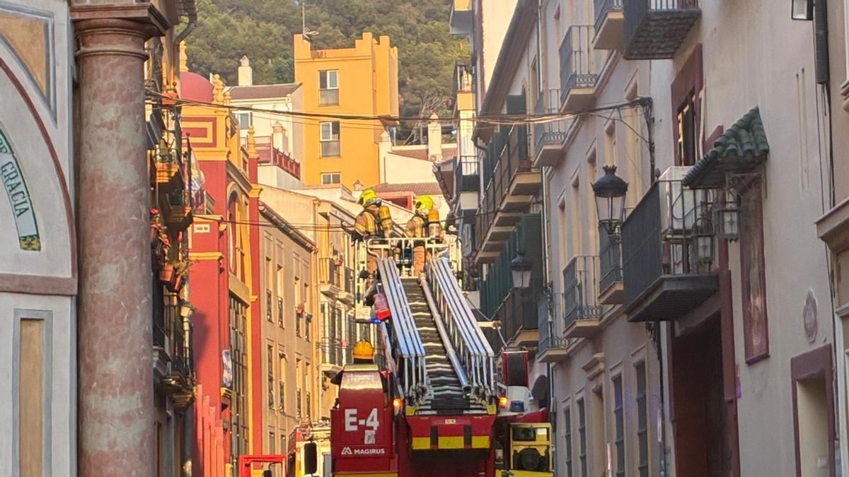 Cortada en ambos sentidos la calle Victoria por un incendio ocurrido en un ático de la calle Agua