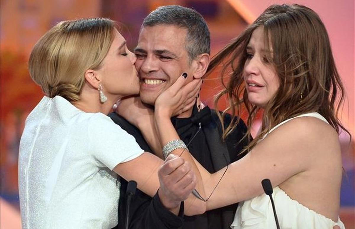 Les dues actrius, amb el director Abdellatif Kechine, al rebre la Palma d’Or a Cannes. Les dues actrius, amb el director Abdellatif Kechine, al rebre la Palma d’Or a Cannes.