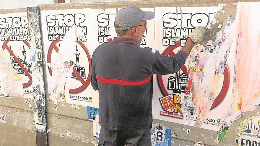 La Vall elimina con rapidez las pintadas y carteles «racistas»