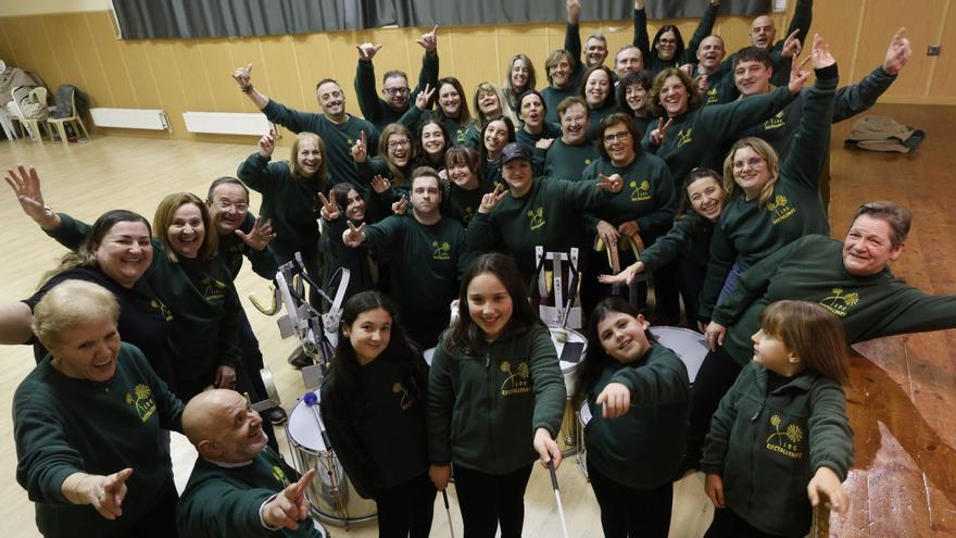 Foto de familia de la charanga «Los Restallones» en un ensayo en la sede vecinal de Santa Bárbara. | MARCOS LEÓN