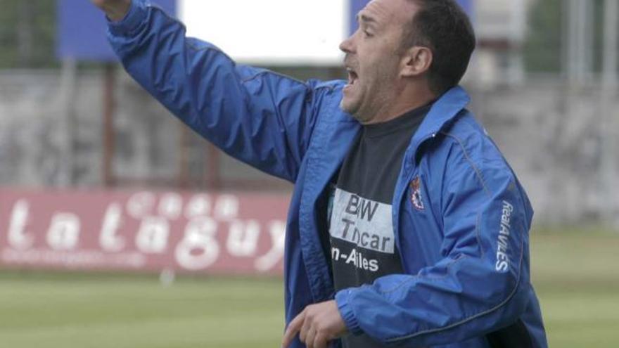 Ricardo Bango da instrucciones a sus jugadores en el partido ante el Nalón.