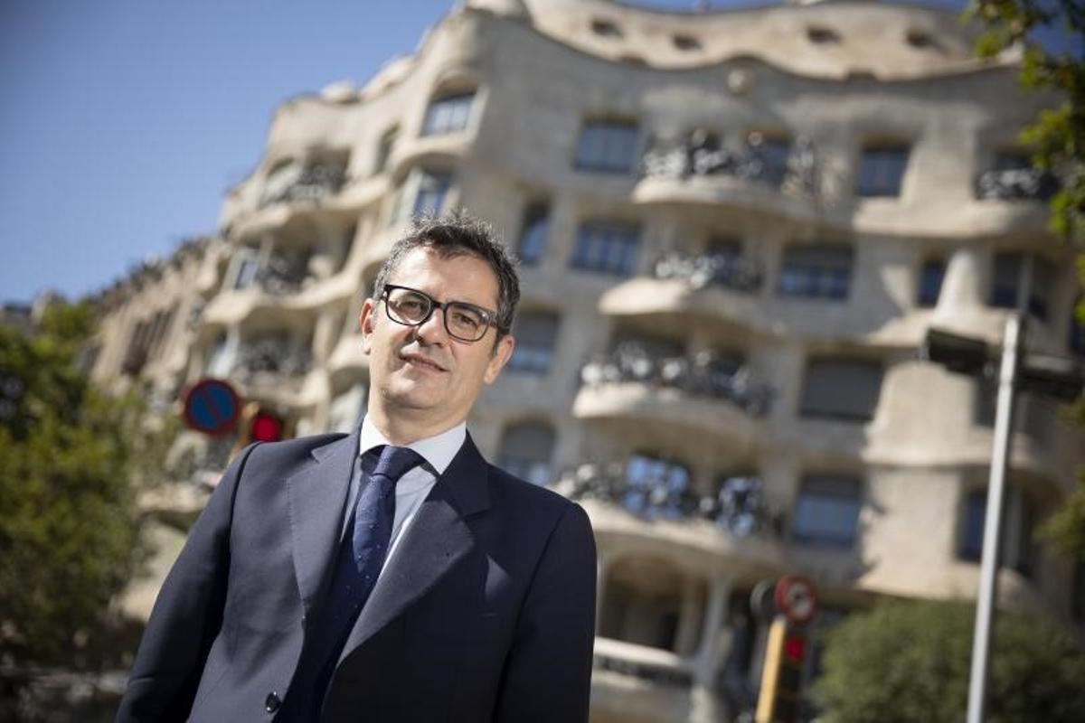 El ministro de la Presidencia, Relaciones con las Cortes y Memoria Democrática, Félix Bolaños, posa para EL PERIÓDICO en el passeig de Gràcia, delante de La Pedrera de Antoni Gaudí, este pasado 8 de julio de 2022.