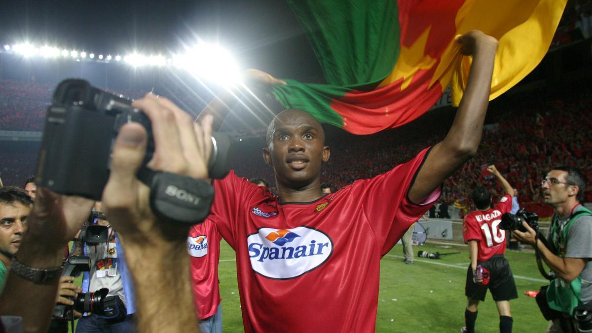 Samuel Etoo, celebrando la Copa del Rey de 2003 con la bandera de Camerún