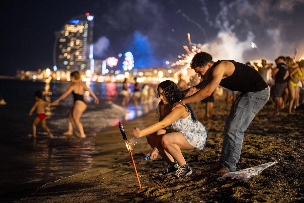 La playa de la Barceloneta llena para celebrar la noche de Sant Joan La playa de la Barceloneta llena para celebrar la noche de Sant Joan