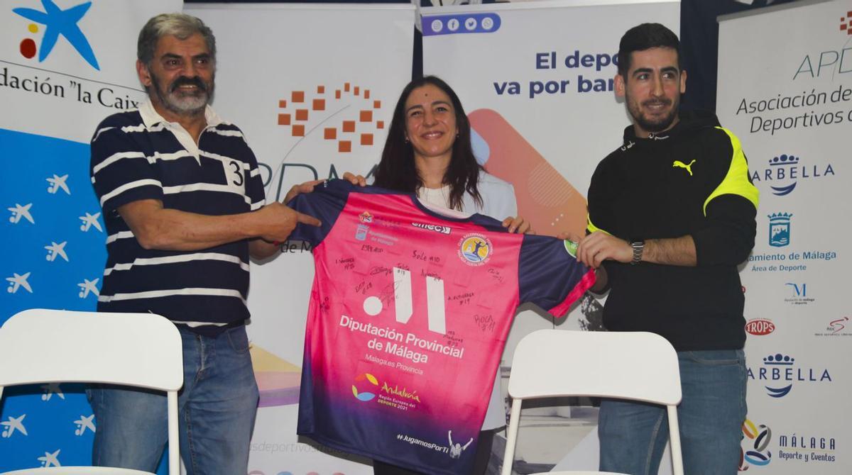 La jugadora entregó una camiseta del equipo a la Sociedad Federada de Personas Sordas de Málaga. | LA OPINIÓN
