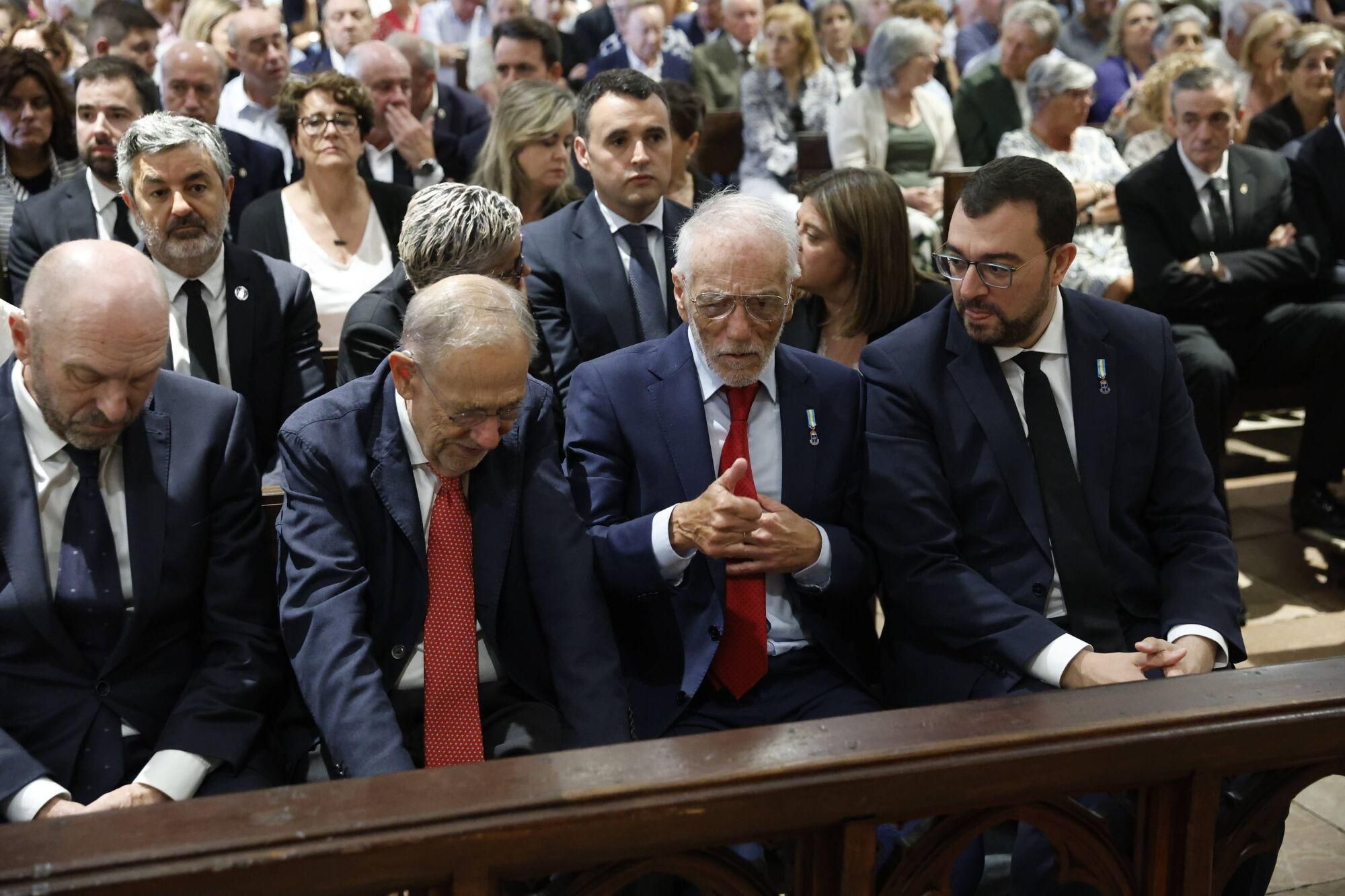 Las imágenes del funeral de Antonio Trevín en la basílica de Llanes.