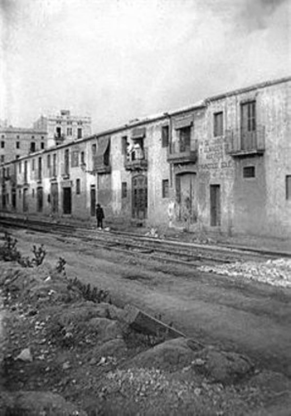 A l’esquerra, Manuel Gaya i la seva mare, en una fotografia de 1936. A la dreta, les cases baixes el 1905. A l’esquerra, Manuel Gaya i la seva mare, en una fotografia de 1936. A la dreta, les cases baixes el 1905.