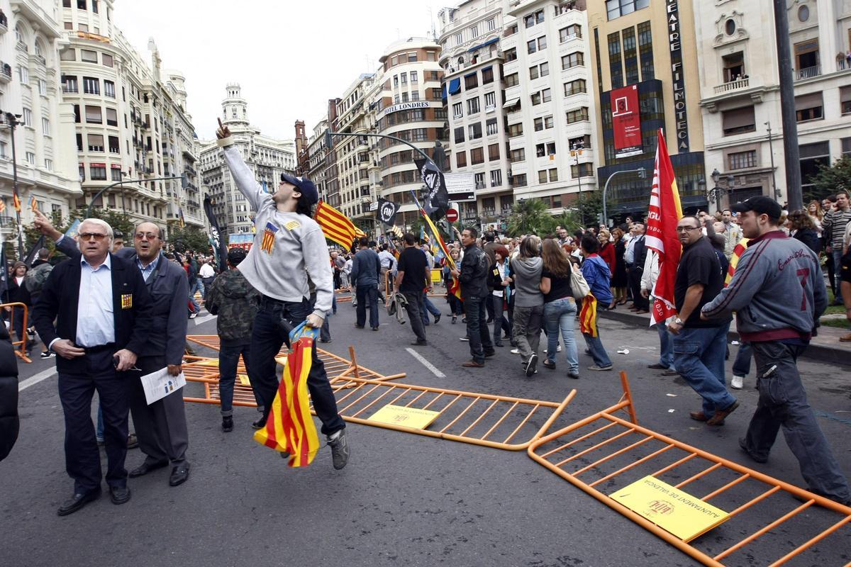 Incidentes en el Nou d'Octubre de 2008 tras desplegarse una estelada.