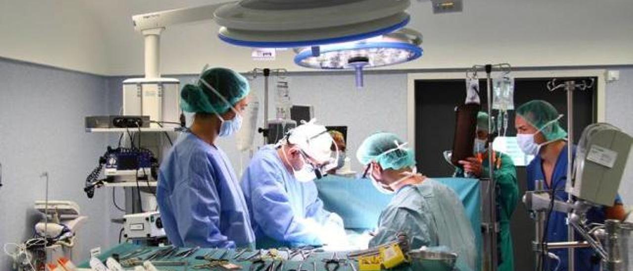 Una imagen de una intervención de cirugía cardiaca llevada a cabo en Son Espases en la que participan hasta seis especialistas.