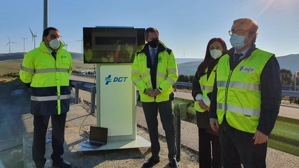 Así funcionan las nuevas balizas antiniebla inteligentes de la DGT, pioneras en Europa