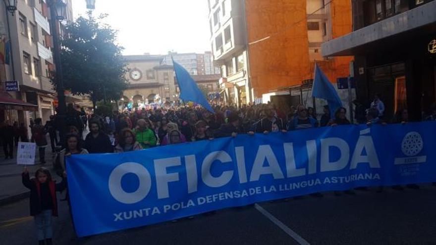 La lucha por la cooficialidad de la llingua sale a la calle: Así fue la manifestación de Oviedo