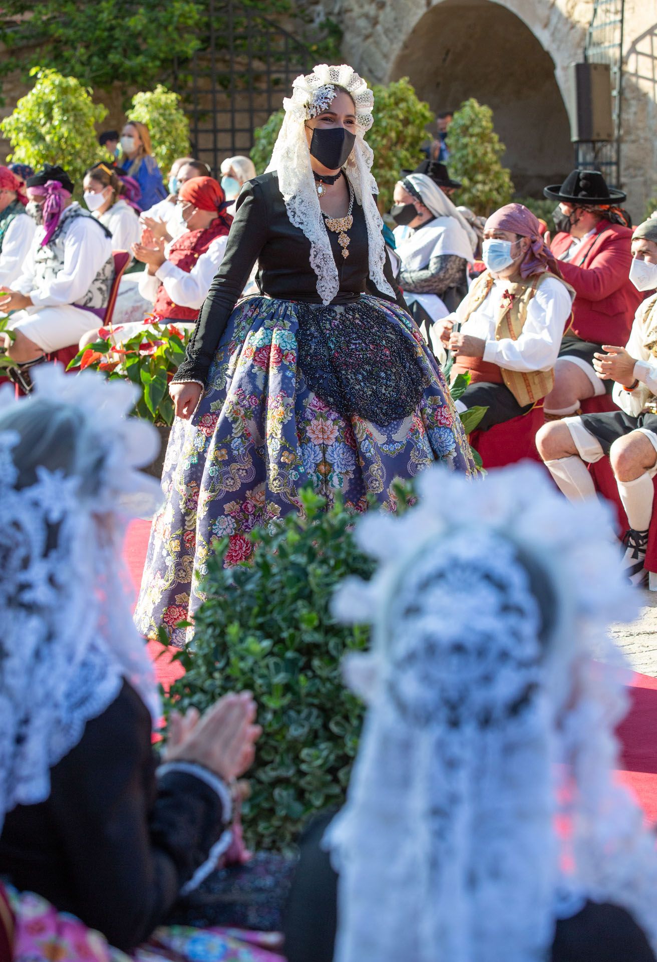 Hogueras de Alicante: El Ayuntamiento recibe a las 79 candidatas a Bellea del Foc