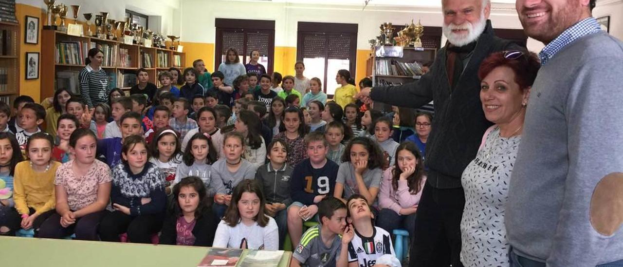 Gonzalo Moure, Viri Iglesias e Iván Allende en la presentación del proyecto &quot;Bubisher&quot; en el colegio de Infiesto.