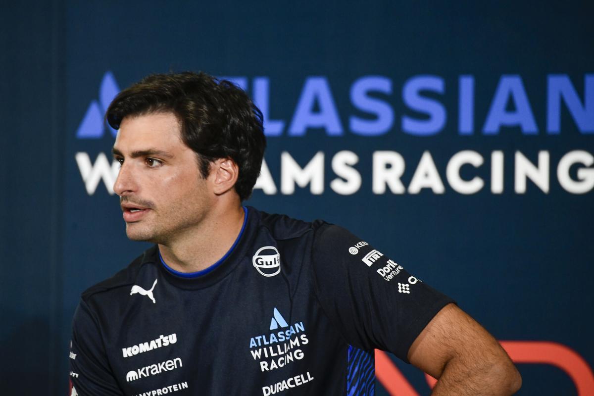MADRID, 07/06/2025.- El piloto Carlos Sainz ofrece una rueda de prensa este sábado antes de rodar por primera vez en Madrid a los mandos del Williams FW45 por la parte urbana del futuro circuito Madring F1 que acogerá el GP de España de Fórmula uno 2026. EFE/ Victor Lerena