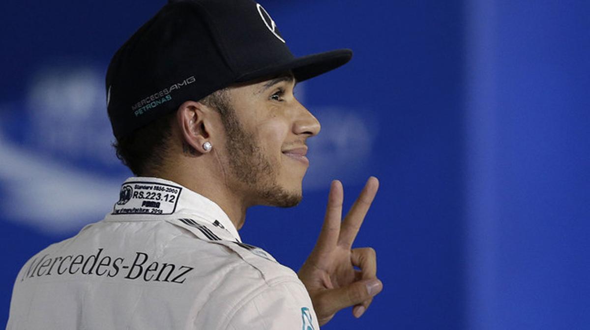 Lewis Hamilton fa el signe de la victòria després d’aconseguir la ’pole’ del GP de Bahrain. Lewis Hamilton fa el signe de la victòria després d’aconseguir la ’pole’ del GP de Bahrain.