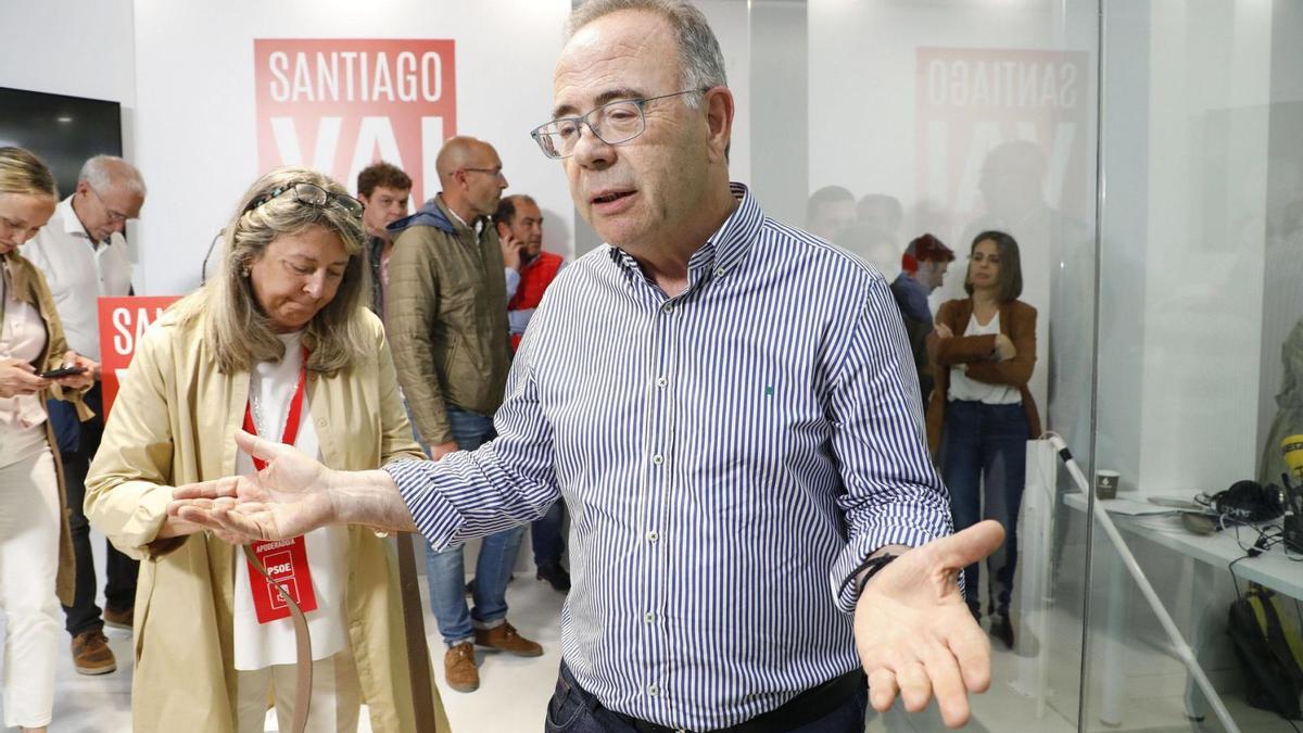Xosé Sánchez Bugallo, la noche electoral del 28-M, tras conocer la derrota y pérdida de la Alcaldía
